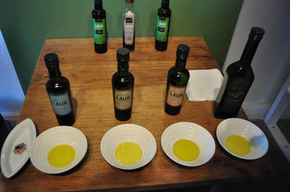 Hora da degustação na visita à produtora de azeite Laur, em Mendoza, na Argentina